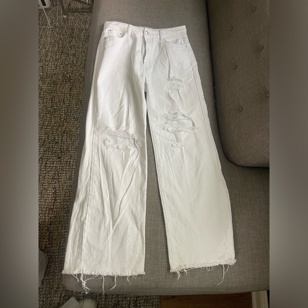 Princess Polly white ripped jeans. Great condition, only worn a couple times!
